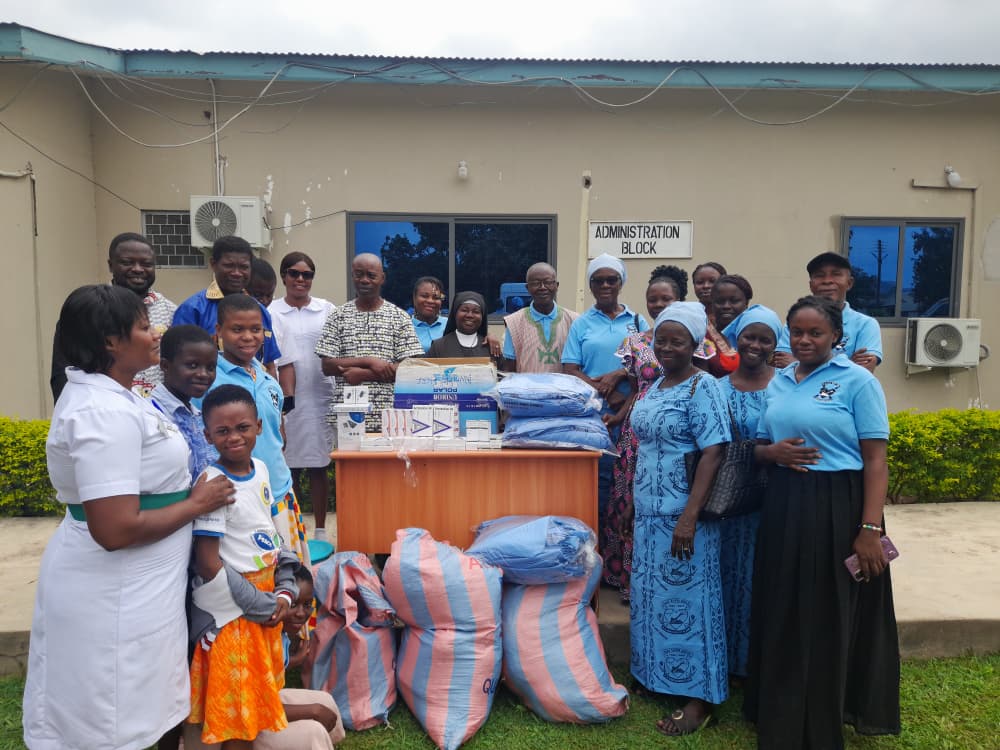 SAMS end of presentation of medicayion and bed sheets to Bibiani Government Municipal Hospital